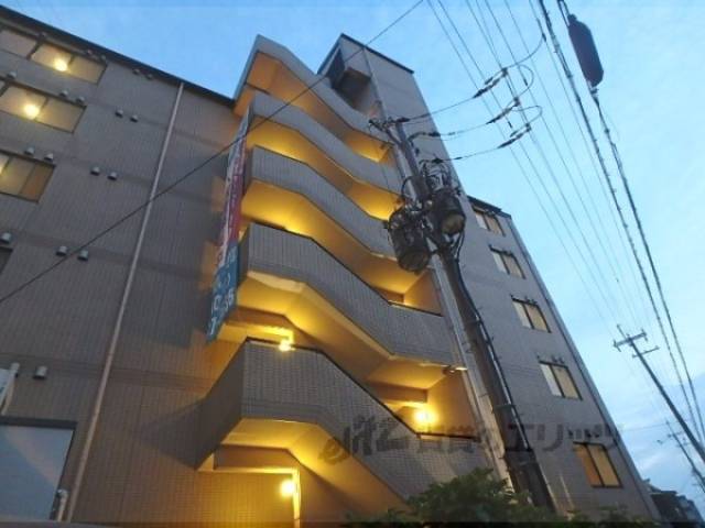 階段　灯りが多いと安心します。