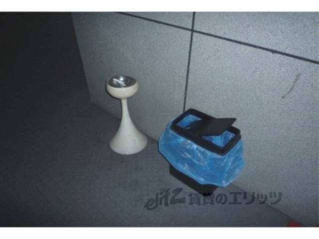 灰皿、ゴミ箱