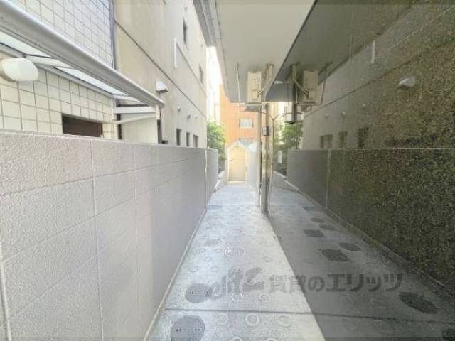 通路 駐輪場への通路