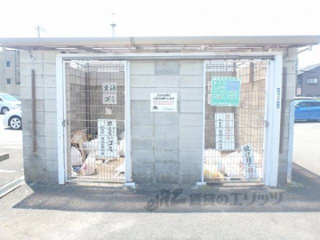 ゴミ置き場　自販機