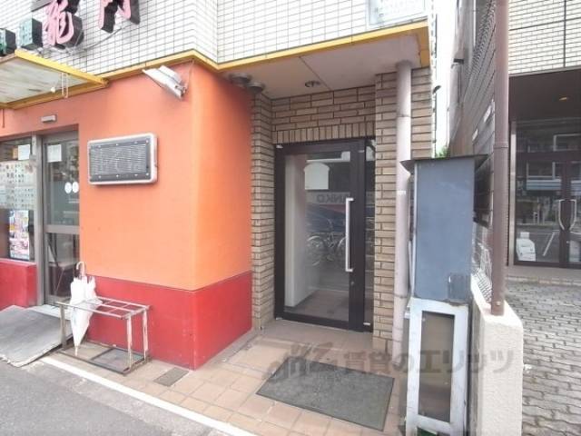 エントランス　1階は中華料理屋さんです。