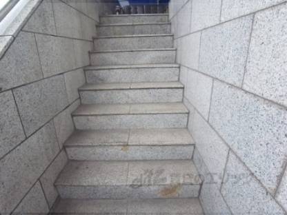 階段　テナント