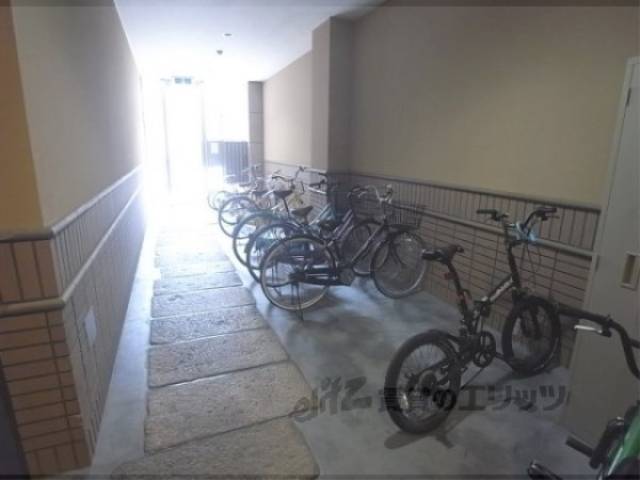 通路 駐輪場