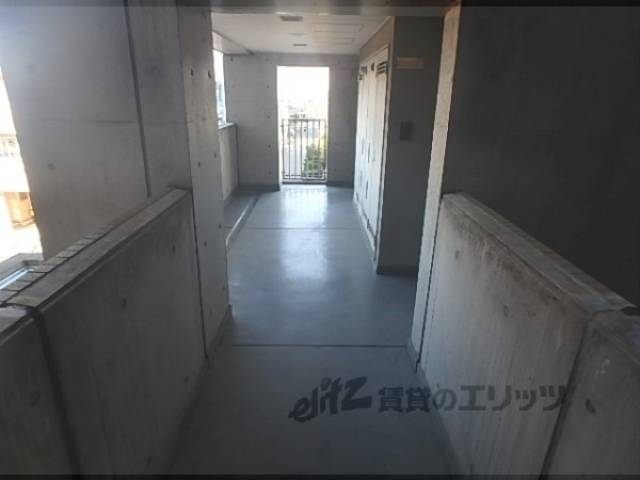 通路　玄関前通路