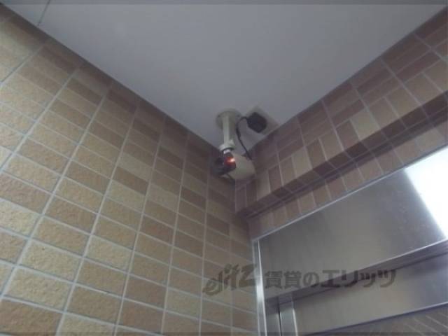 エントランス　防犯カメラ