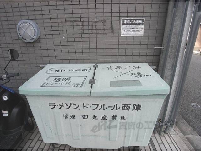 ダストボックス