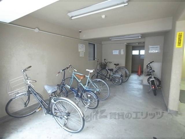 駐輪場　自転車の駐車スペースはとても広いです。