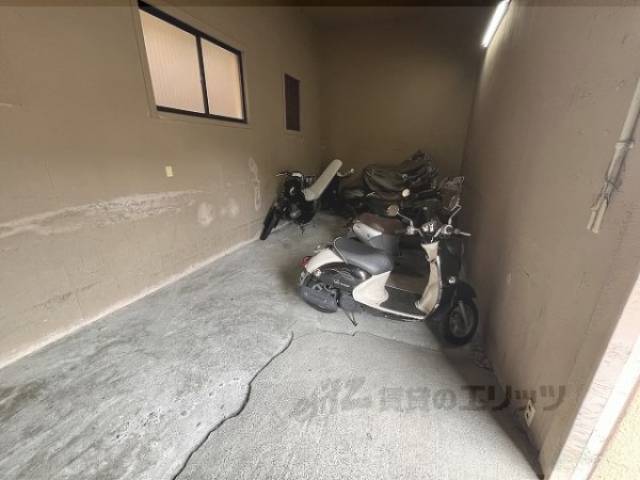 駐輪場　室内駐車場