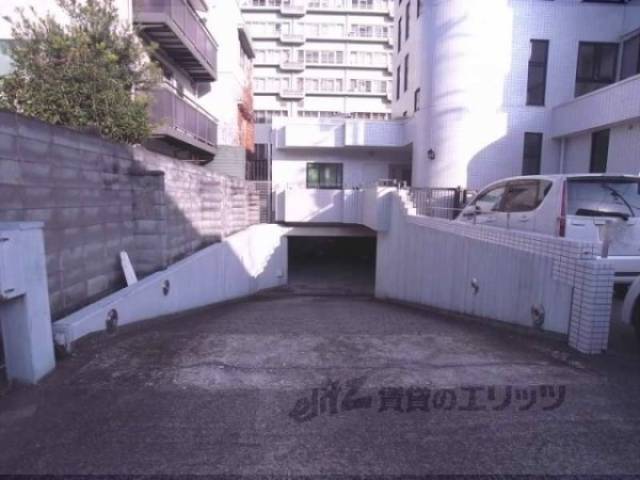 駐車場　駐車場出入口