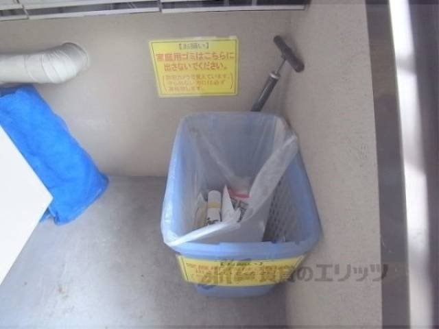 ロビー　ゴミ箱