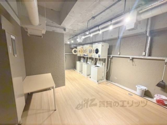 共用ランドリー　地下一階