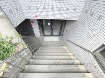 北側テナント階段