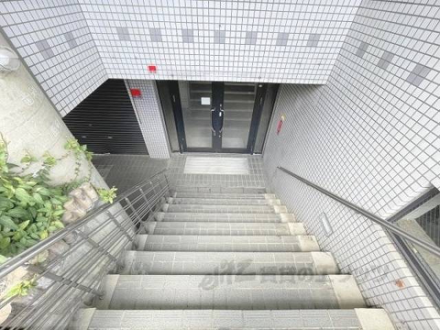 北側テナント階段