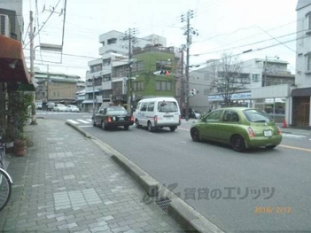 前面道路　東大路通りに面しています