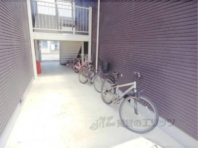 駐輪場　階段裏にある駐輪スペースです。