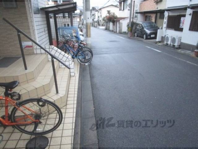 前面道路　広々とした前面道路