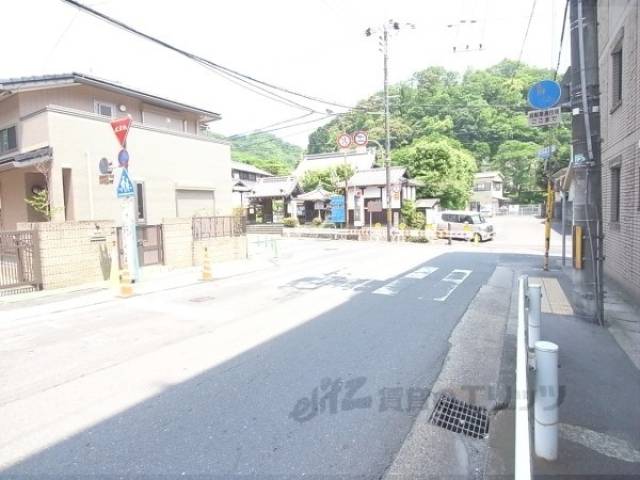 前面道路　御蔭通りに面しています。