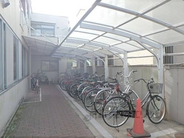 駐輪場　屋根付きなのが嬉しいですね。