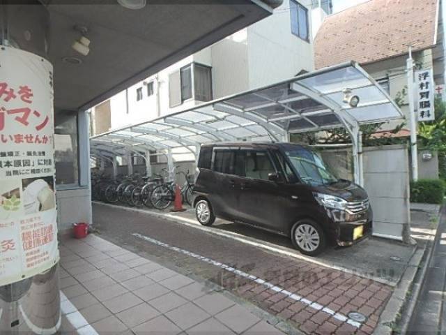 駐車場　1階テナントの駐車場です。