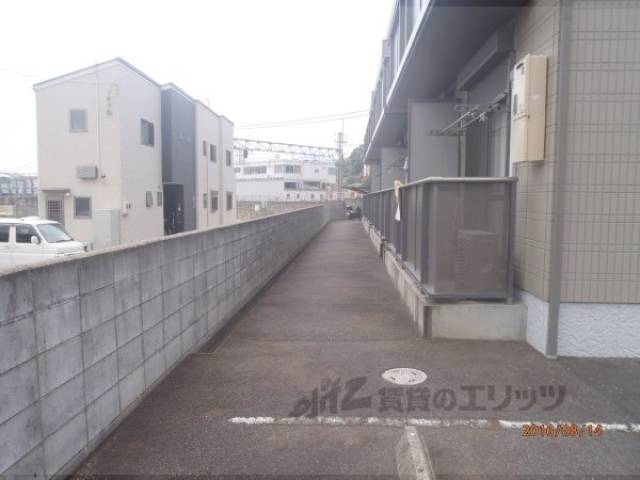 通路　駐輪場への通路