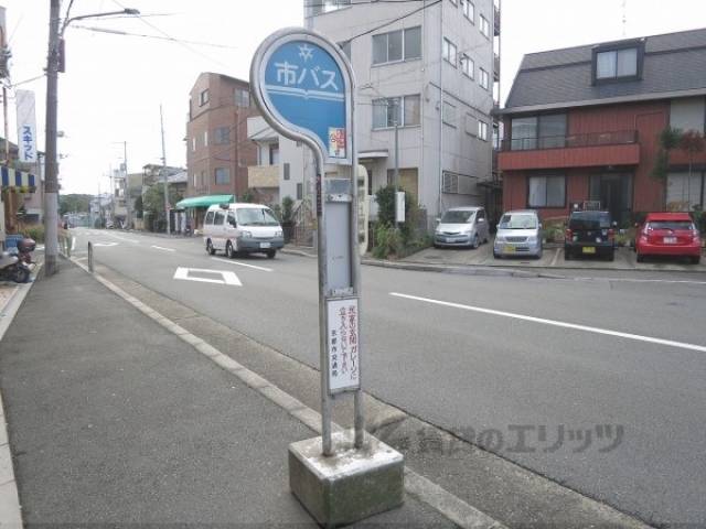 目の前のバス停