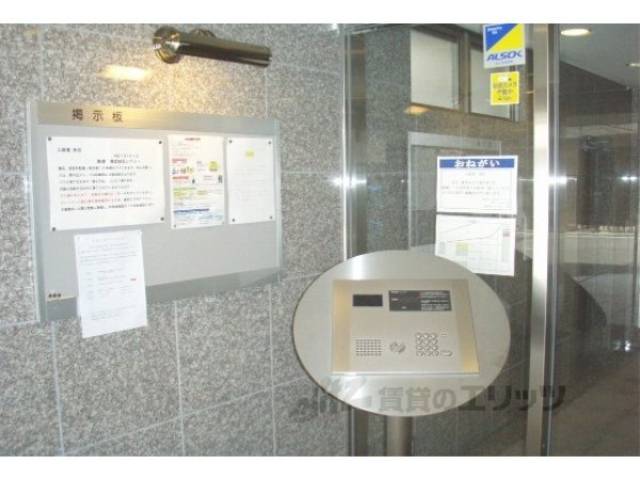 オートロック　横に掲示板があります