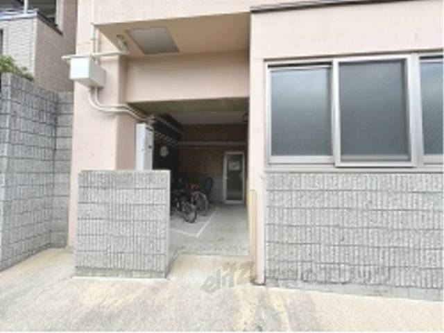 マンション裏口