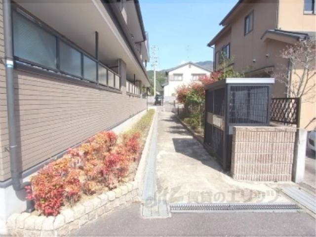 通路　駐輪場へとつながっています。
