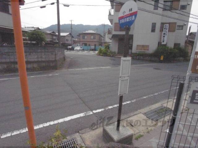 前面道路　目の前がバス停