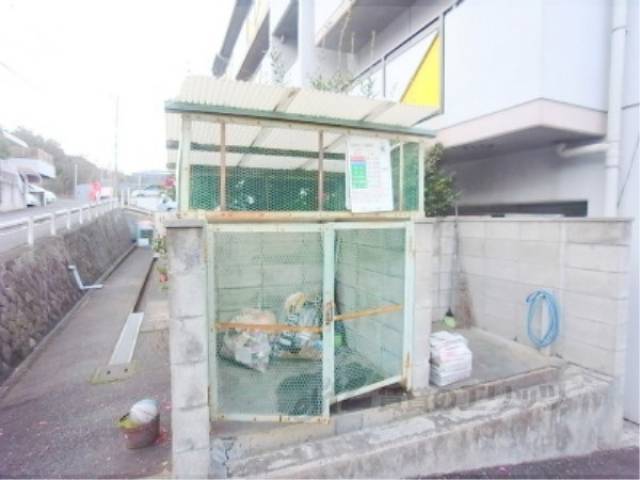 通路　ゴミ置き場