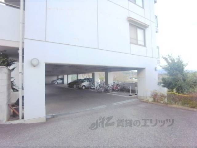 駐車場　駐車場入り口