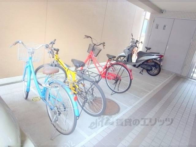 駐輪場　屋根付きです。