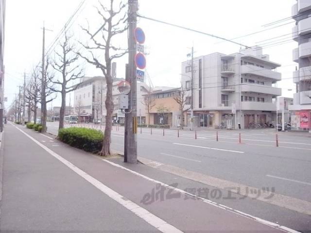 前面道路　衣笠校前のバス停が見えます。
