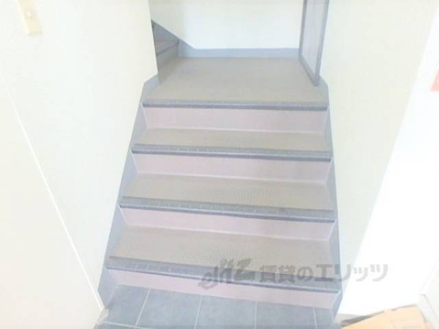 ゴミ置き場　階段