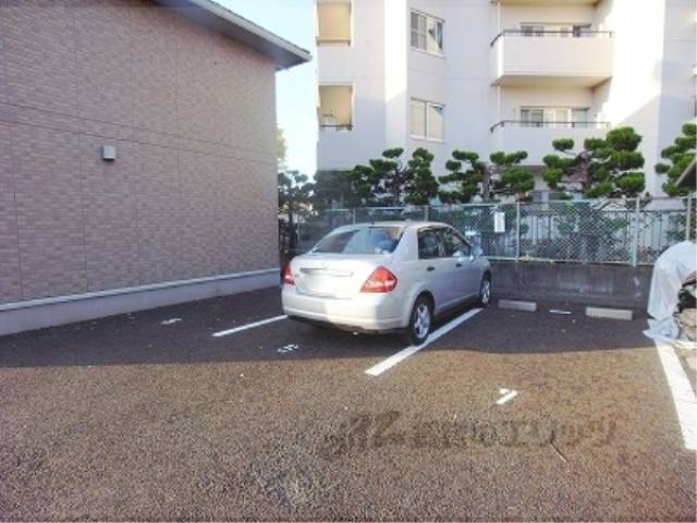 駐車場　ゴミ箱