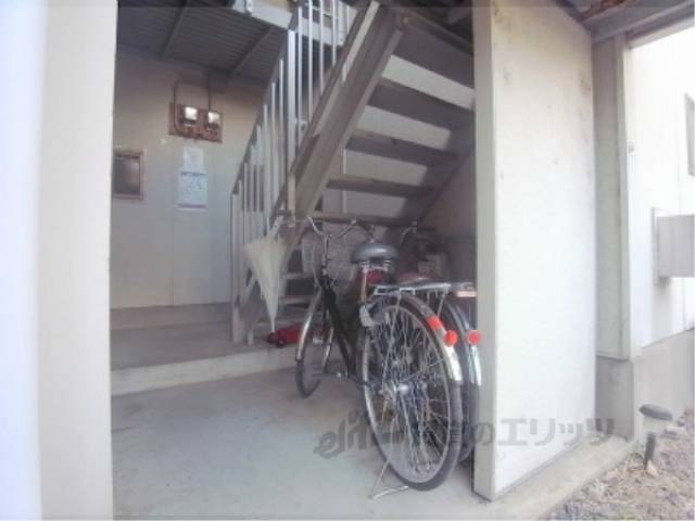 駐輪場　建物入口