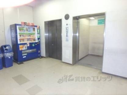 エレベーター　裏口