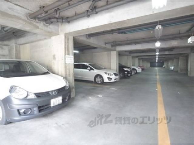 駐車場　地下駐車場