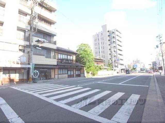 前面道路　千本通りです。