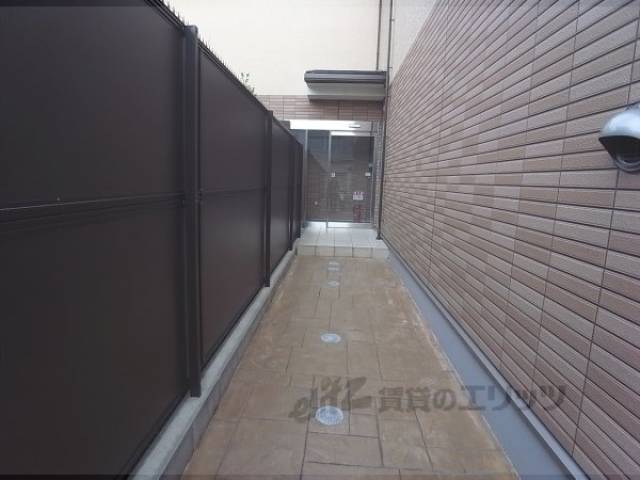 通路　エントランスまでの通路