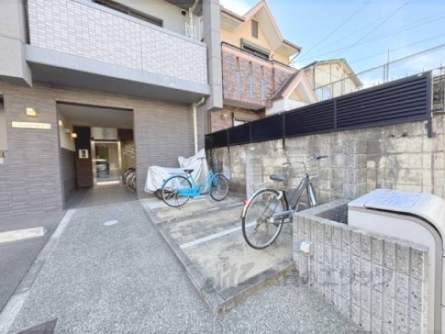 駐輪場　窓