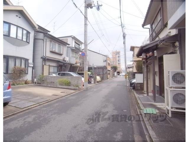 前面道路　すぐそこ西大路通り。