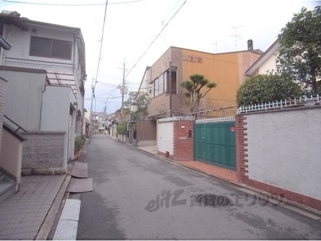 前面道路　東向き一方通行です。