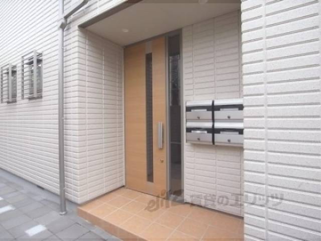 エントランス　入口は手前と奥と二カ所あります。