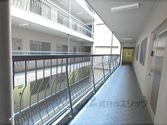 通路　吹き抜けているので開放的です