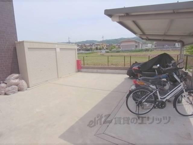 駐輪場　奥シャッターはプロパンガス設置場所