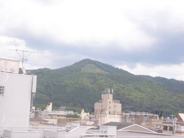 景色　５階の窓から、大文字山見えます。