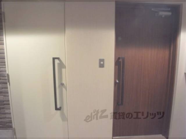 駐輪場とロビーのドア　屋内側の入口です