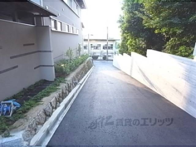 駐車場への道
