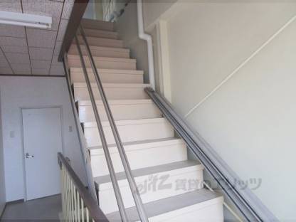 階段　二階～三階